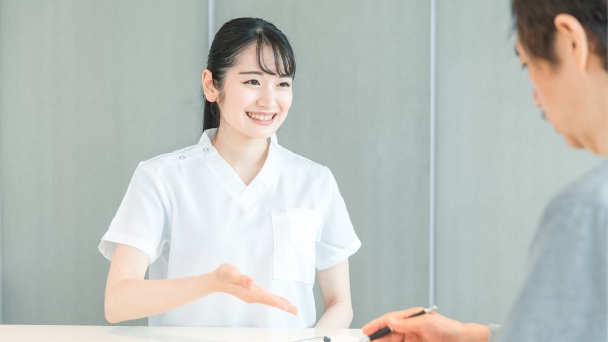 RECRUIT-歯科助手- 歯科スタッフが笑顔で患者さんを接客するイメージ