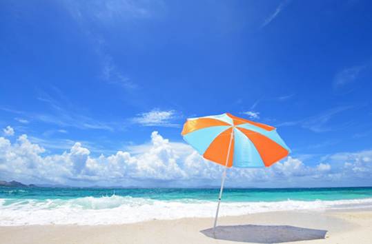 夏の暑さと「お口や入れ歯のトラブル」 夏の暑さと熱中症・脱水対策を呼びかける海辺の風景